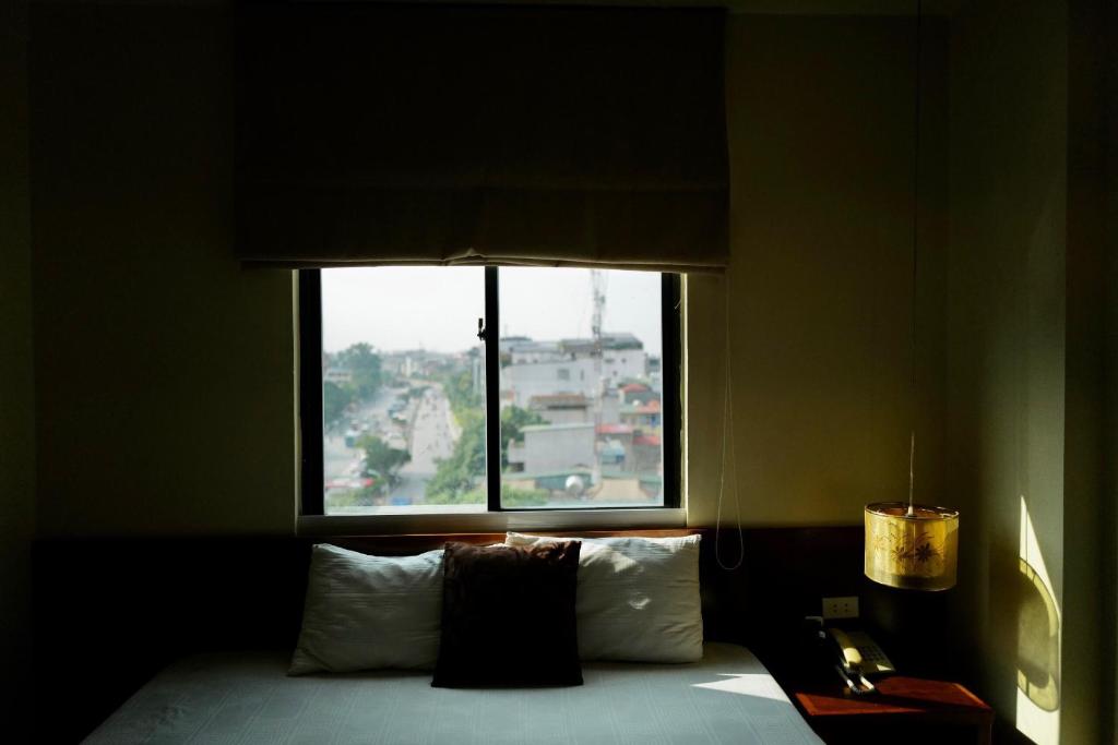 Postel nebo postele na pokoji v ubytování Hanoi B Hotel & Travel - 5 mins Hoan Kiem lake
