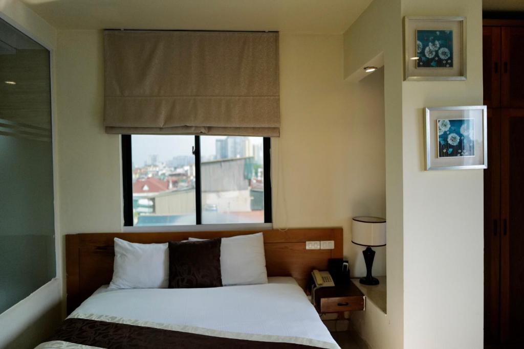 Postel nebo postele na pokoji v ubytování Hanoi B Hotel & Travel - 5 mins Hoan Kiem lake