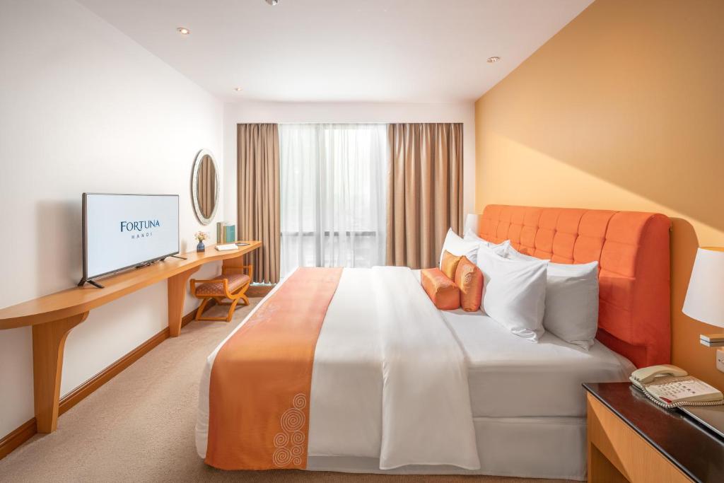 Postel nebo postele na pokoji v ubytování Fortuna Hotel Hanoi