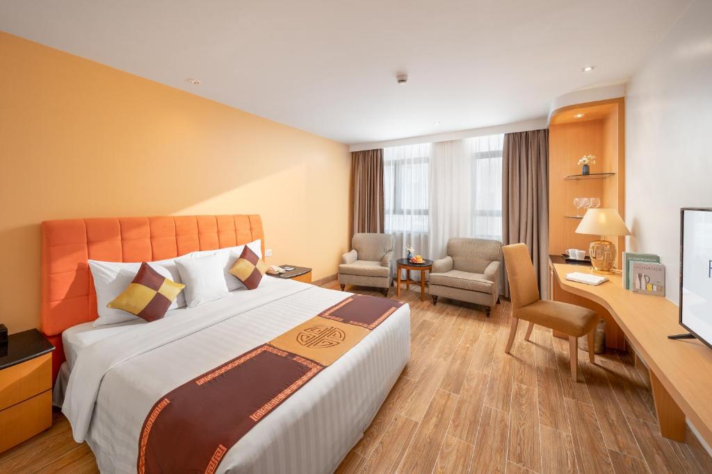 Postel nebo postele na pokoji v ubytování Fortuna Hotel Hanoi