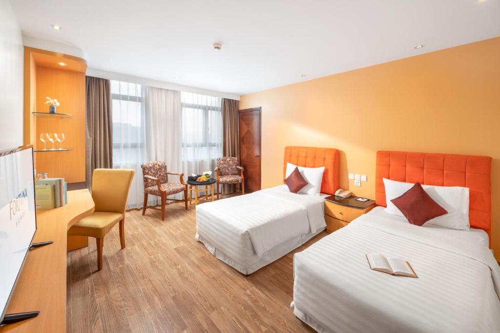 Postel nebo postele na pokoji v ubytování Fortuna Hotel Hanoi
