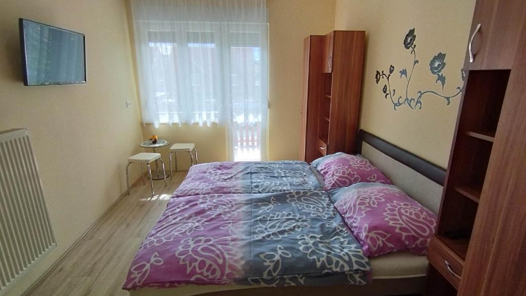 Кровать или кровати в номере Lea apartman