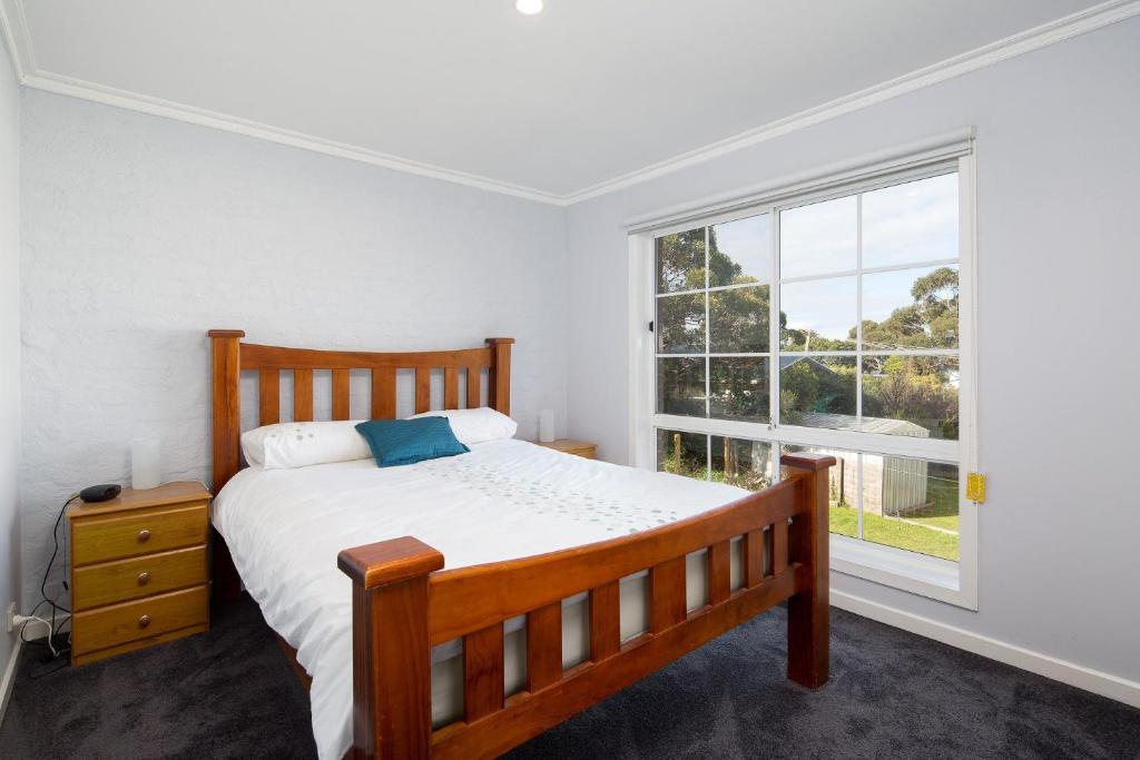 una camera da letto con un letto e una grande finestra di Seaside Retreat in Rhyll a Rhyll