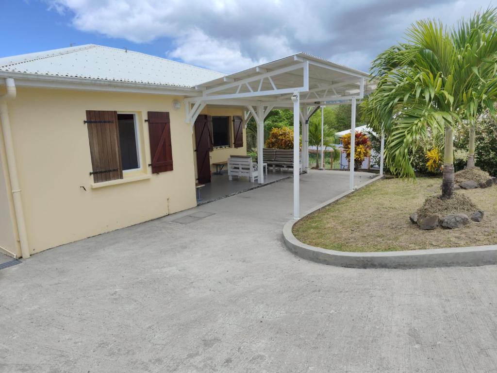 una casa blanca con un pabellón en un patio en KORN LAMBIS, en Sainte-Luce