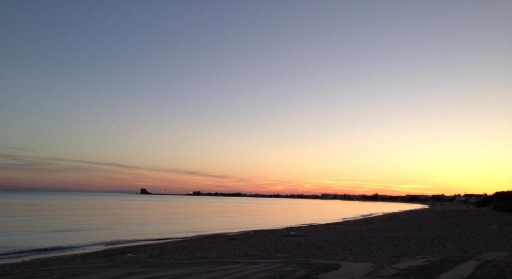 トッレ・ラピッロにあるCasa Vacanze Salentoの遠くに夕日が沈むビーチ