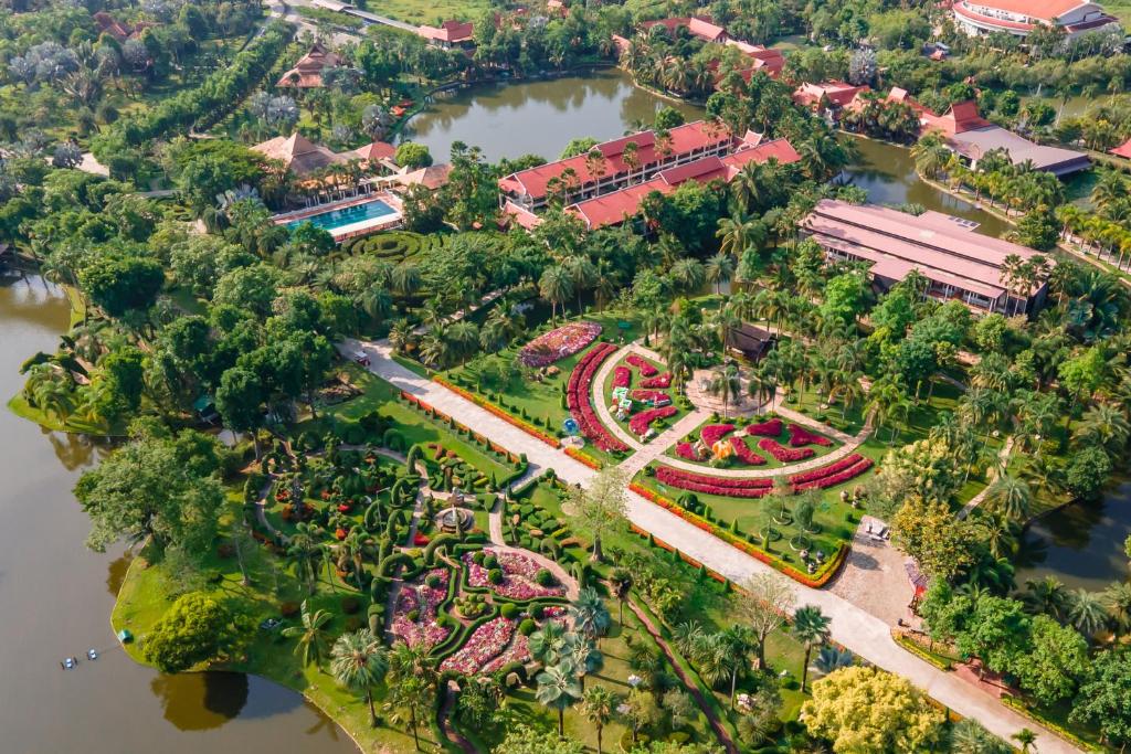 eine Luftansicht eines Vergnügungsparks neben einem Fluss in der Unterkunft Horizon Village & Resort SHA Plus in Doi Saket