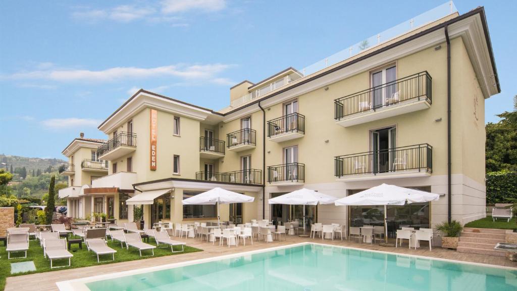 Bazén v ubytování Hotel Eden Garda nebo v jeho okolí