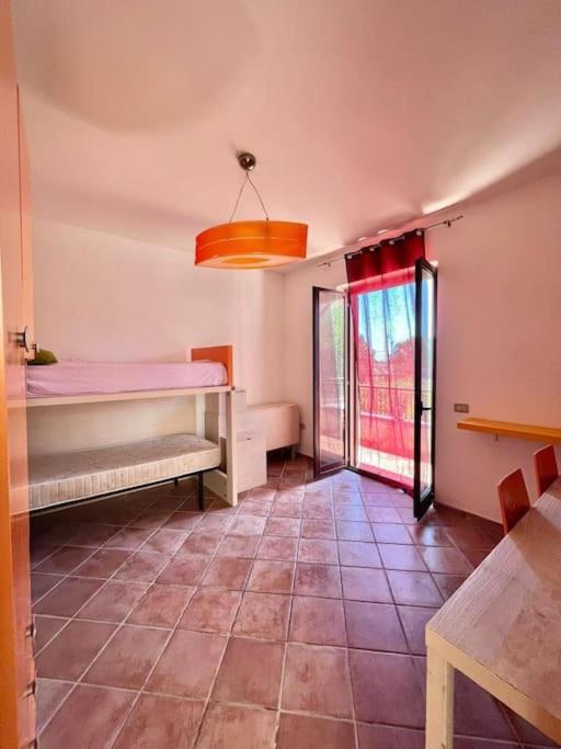 Zimmer mit Etagenbett und Fenster in der Unterkunft Villa Serena in Vibonati