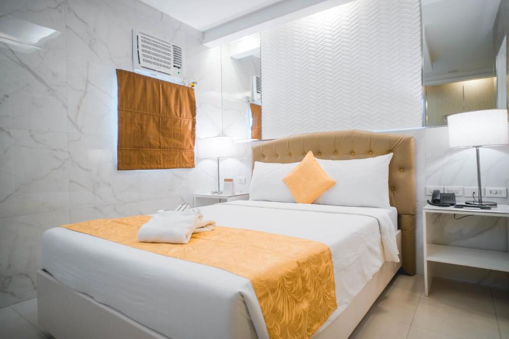 Postel nebo postele na pokoji v ubytování Manila Grand Opera Hotel