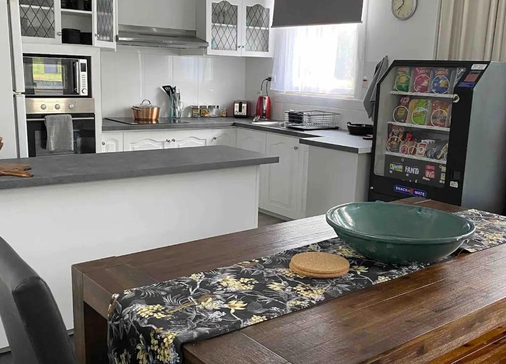 una cocina con una encimera con un tazón sobre una mesa en Bush Nook, en Tullah