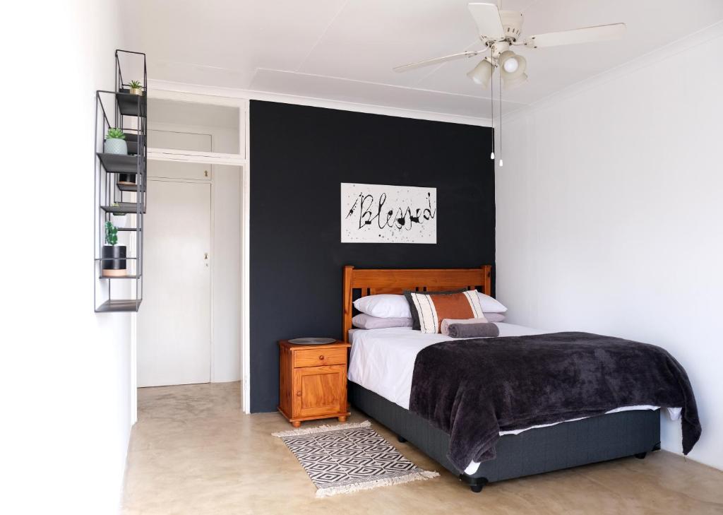 Een bed of bedden in een kamer bij 1C Comfortable Guest Room with En-suite