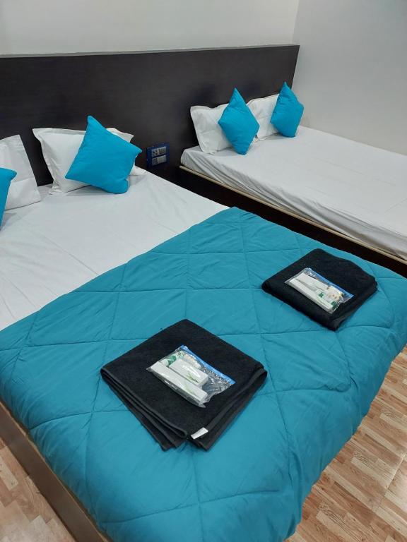 Hotel Sai Dakshina Inn - Sala De Economía Con 3 Cama Doble