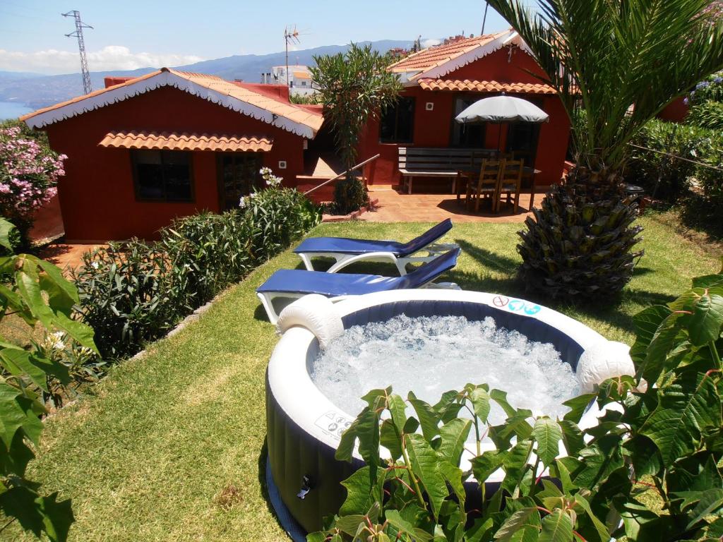 a hot tub in the yard of a house at Casa Isabel in Icod el Alto