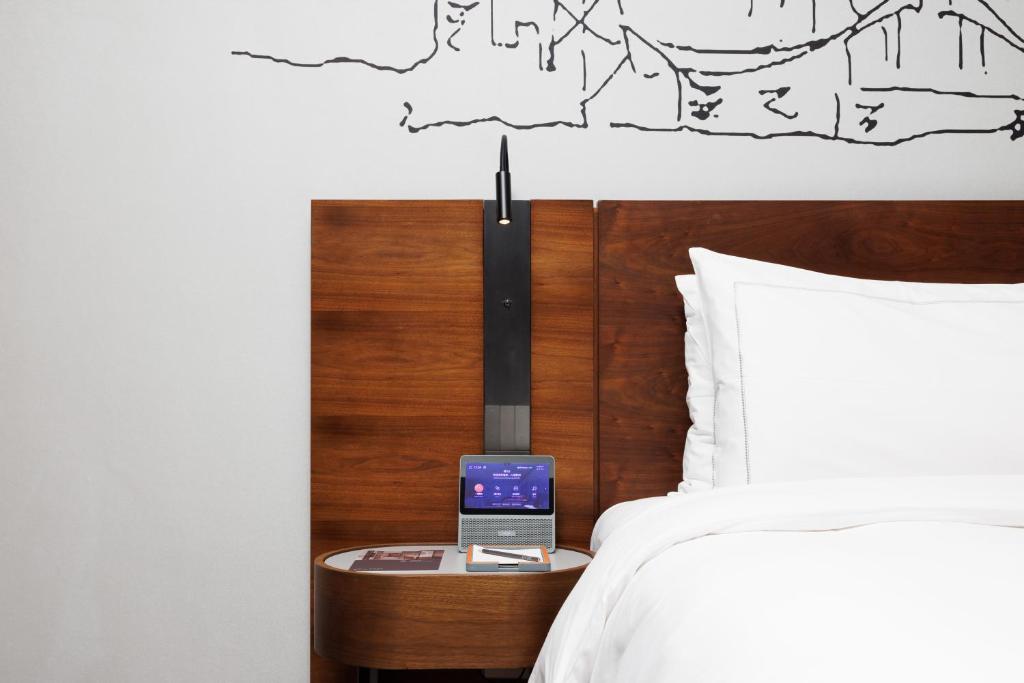 Postel nebo postele na pokoji v ubytování UrCove By Hyatt ShenZhen Futian Port毗邻中洲湾C Future City 福田口岸 尊享免费迷你吧