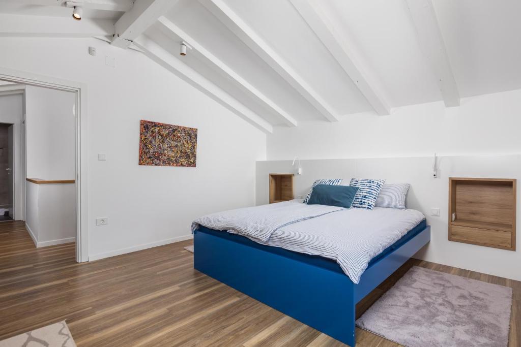 Łóżko lub łóżka w pokoju w obiekcie Villa Lomida Opatija