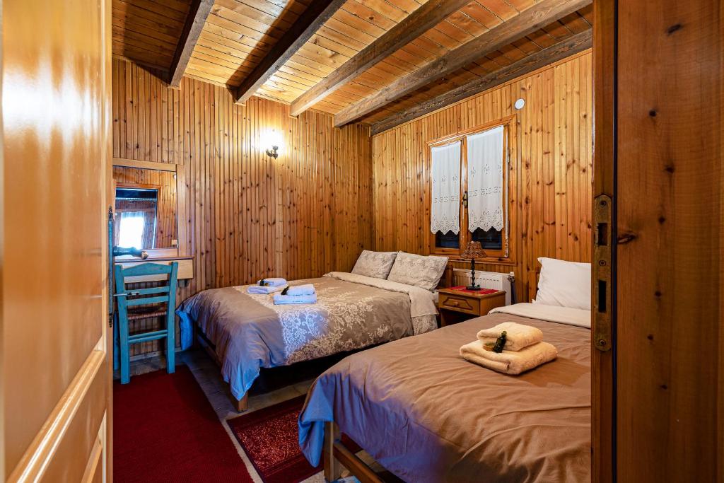 Postel nebo postele na pokoji v ubytování Halatsogiannis Mansion