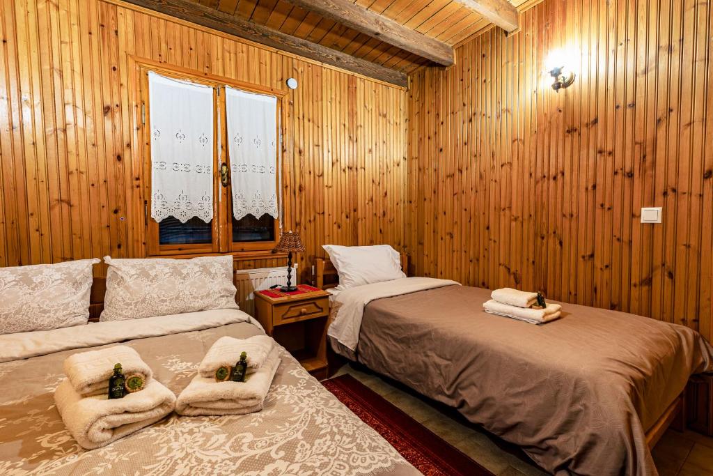 Postel nebo postele na pokoji v ubytování Halatsogiannis Mansion