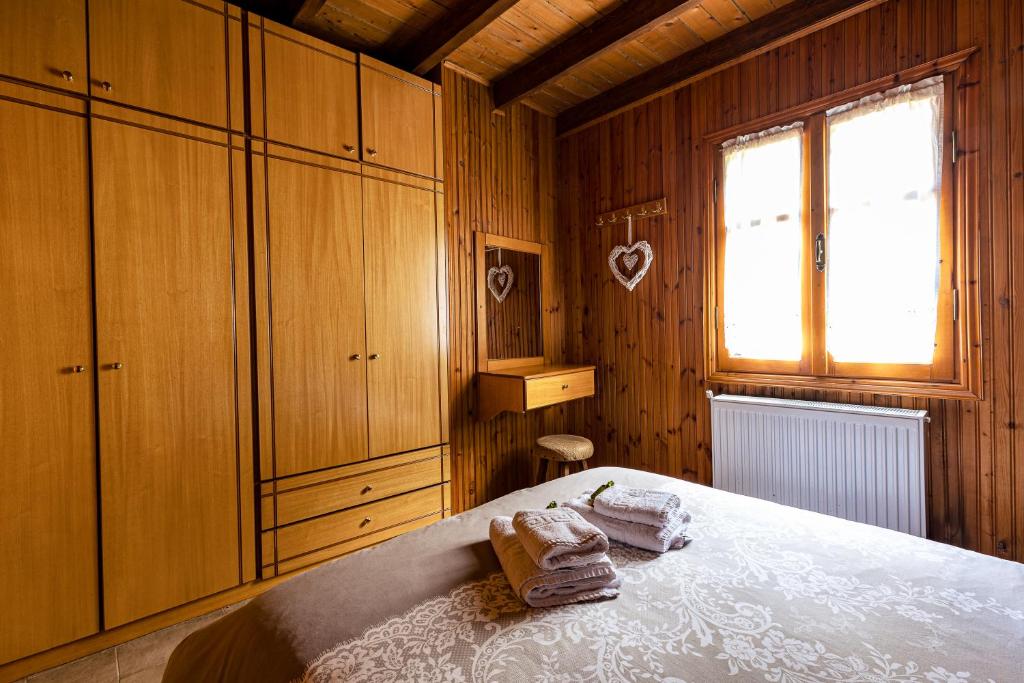 Postel nebo postele na pokoji v ubytování Halatsogiannis Mansion