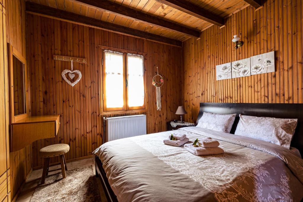Postel nebo postele na pokoji v ubytování Halatsogiannis Mansion