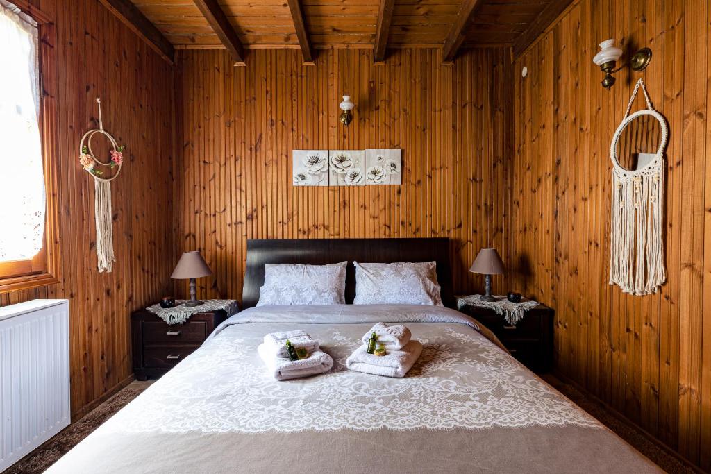 Postel nebo postele na pokoji v ubytování Halatsogiannis Mansion
