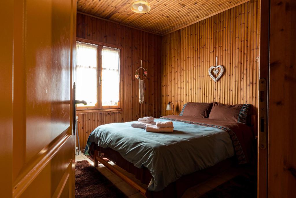 Postel nebo postele na pokoji v ubytování Halatsogiannis Mansion