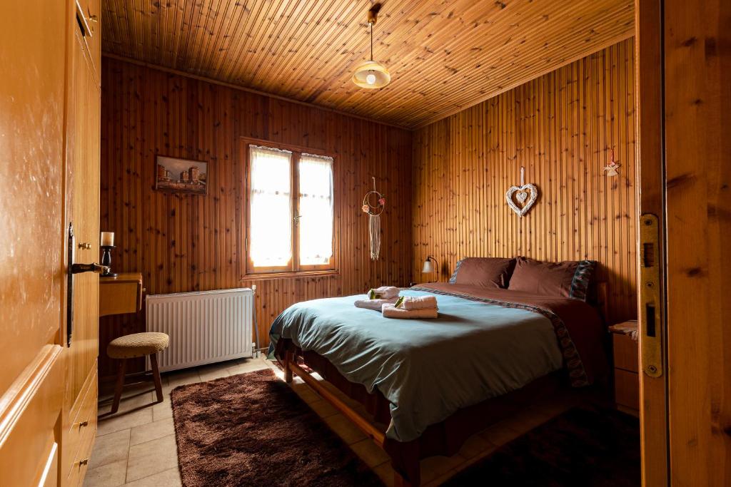 Postel nebo postele na pokoji v ubytování Halatsogiannis Mansion