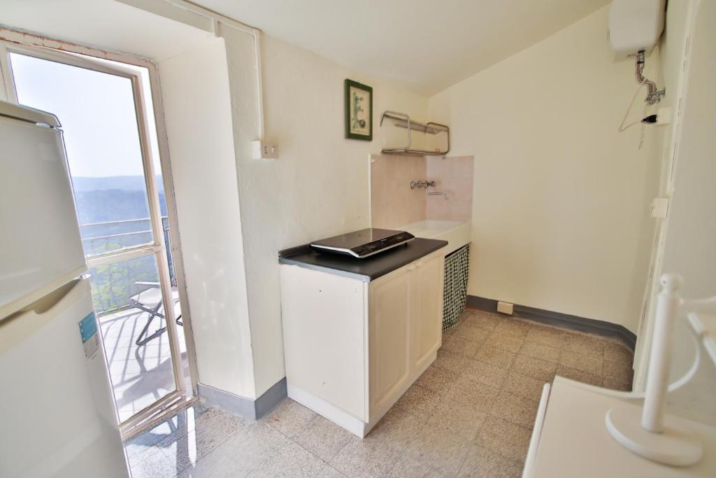 Kuchyň nebo kuchyňský kout v ubytování HONEY HOME Ponzone