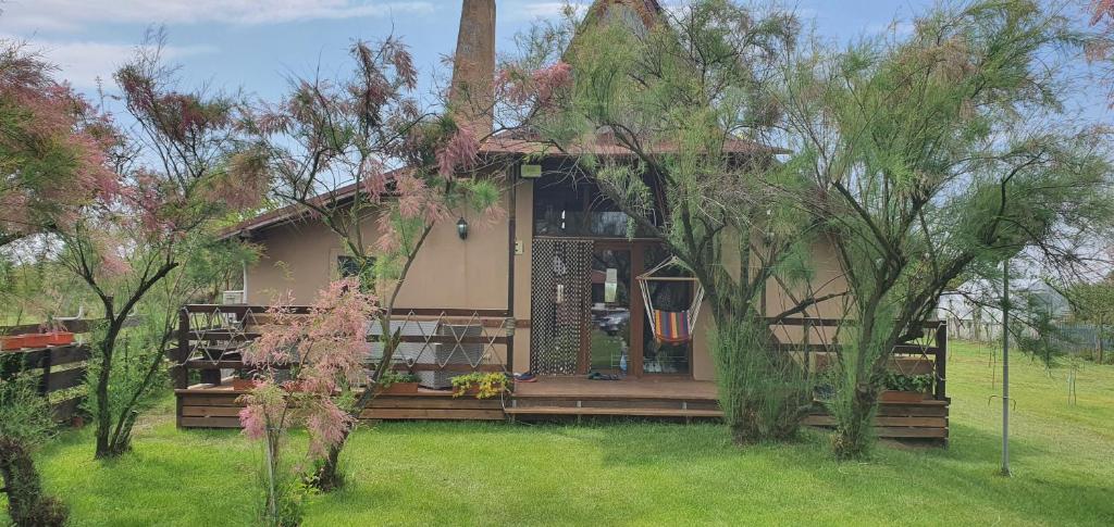 una pequeña casa con un porche en un patio en La Unchesu, en Gorgova