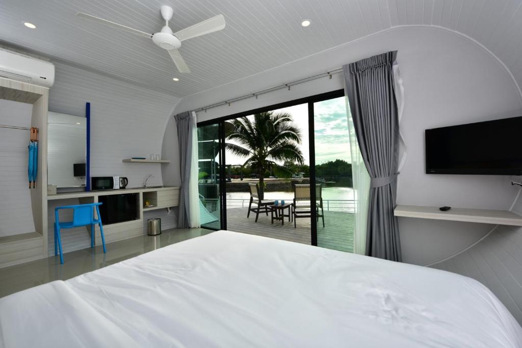 TV a/nebo společenská místnost v ubytování Krabi Boat Lagoon Resort