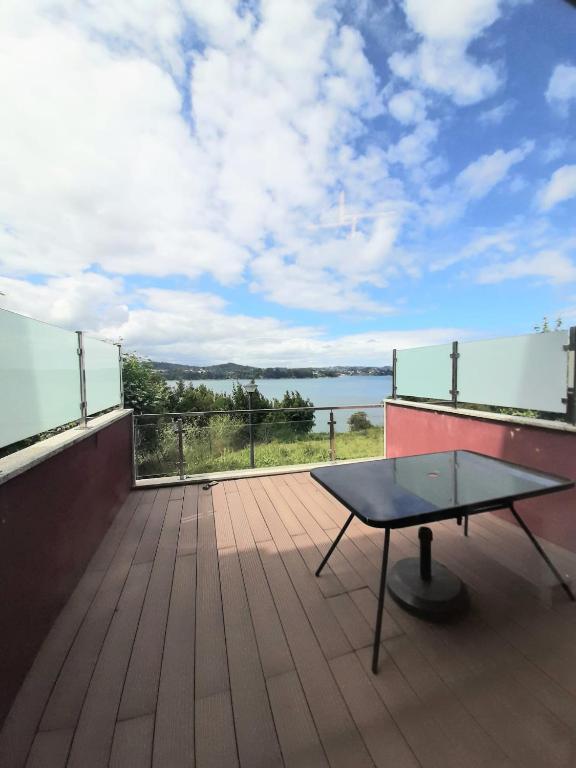 un tavolo da ping pong sul tetto di una casa di Super vistas Miño II a Miño