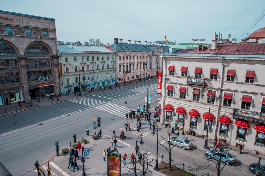 uma vista aérea de uma rua da cidade com edifícios em Отель РиверСайд Невский em São Petersburgo