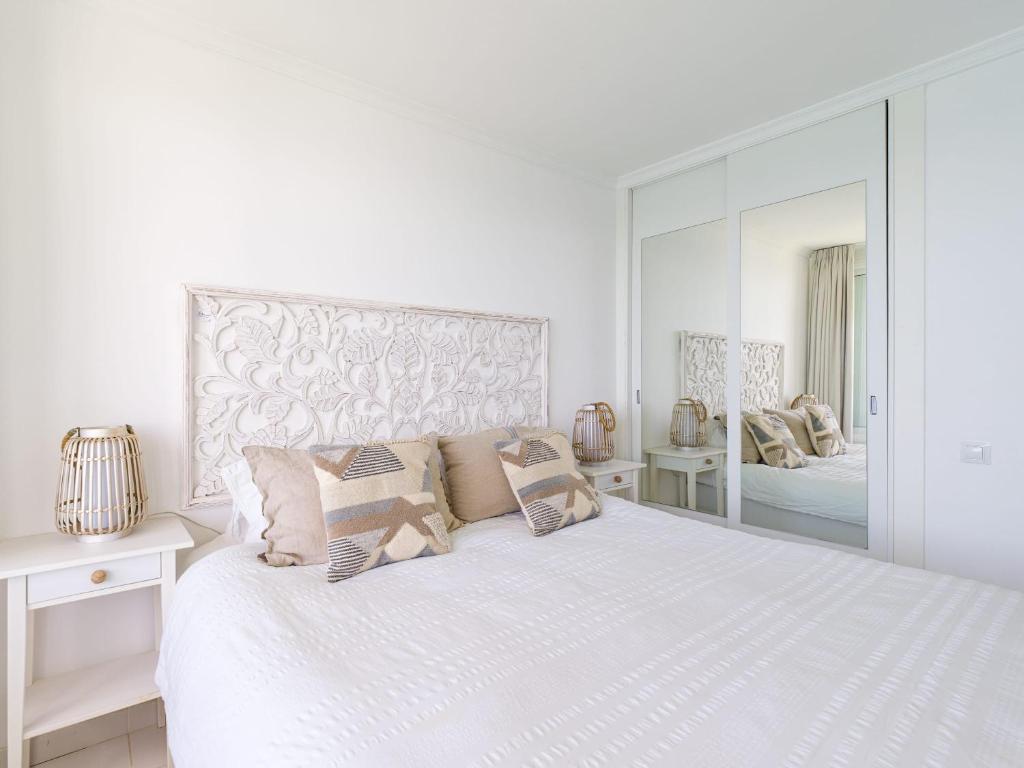 Voodi või voodid majutusasutuse Seaside Apt with Sunset Views and Fast Wifi toas