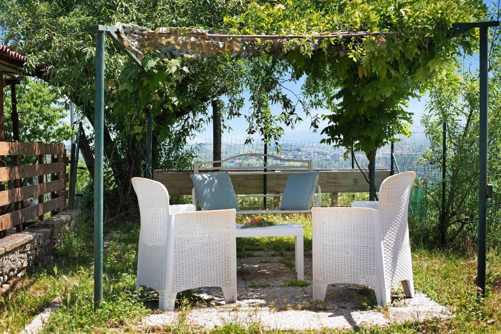 un grupo de sillas, una mesa y una pérgola en Beautiful Tagliolo, en Tagliolo Monferrato