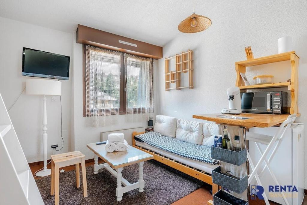 a living room with a couch and a table at Le Carlit - Cosy au calme proche centre - 5 min in Font-Romeu-Odeillo-Via