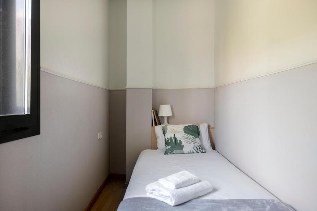 Postel nebo postele na pokoji v ubytování Apartments Sata Park Guell Area