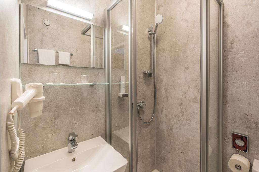 Koupelna v ubytování Hotel Kern Buam