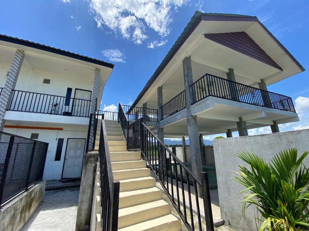 una escalera que conduce a una casa en LamanLeman Langkawi en Pantai Cenang