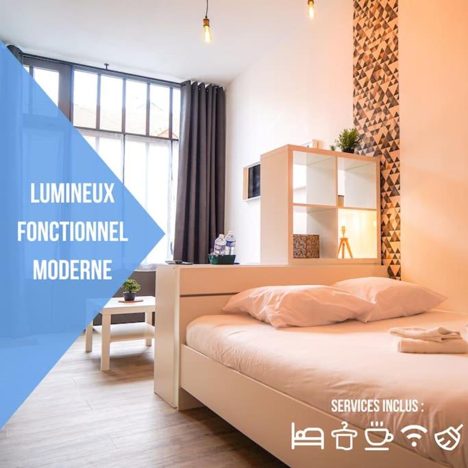 une chambre avec un lit dans une pièce dans l'établissement L'atelier • Cosy • Élégant, à Déols