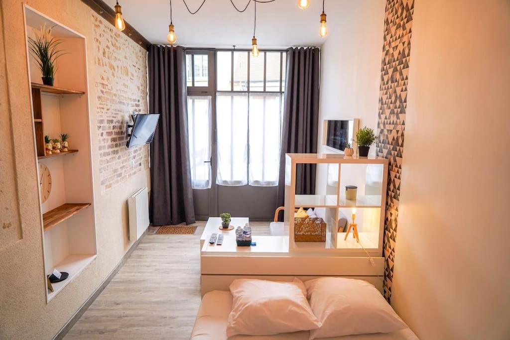Ένα ή περισσότερα κρεβάτια σε δωμάτιο στο L'atelier • Cosy • Élégant