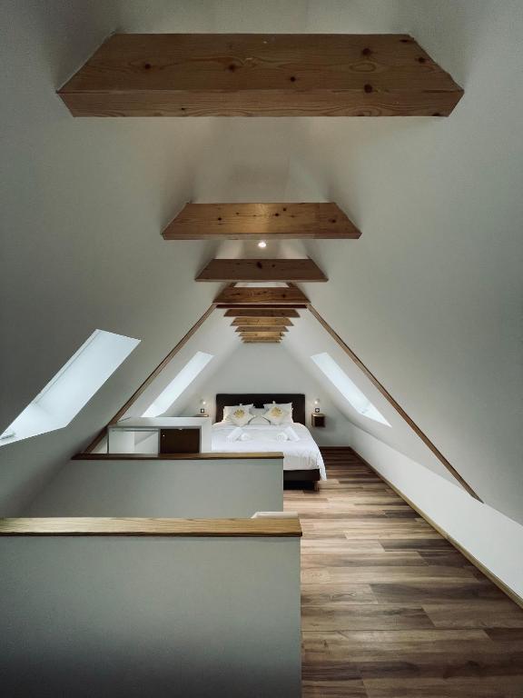 an attic bedroom with a bed and skylights at Gîtes intemporels d&#39;Alsace in Wintzenheim