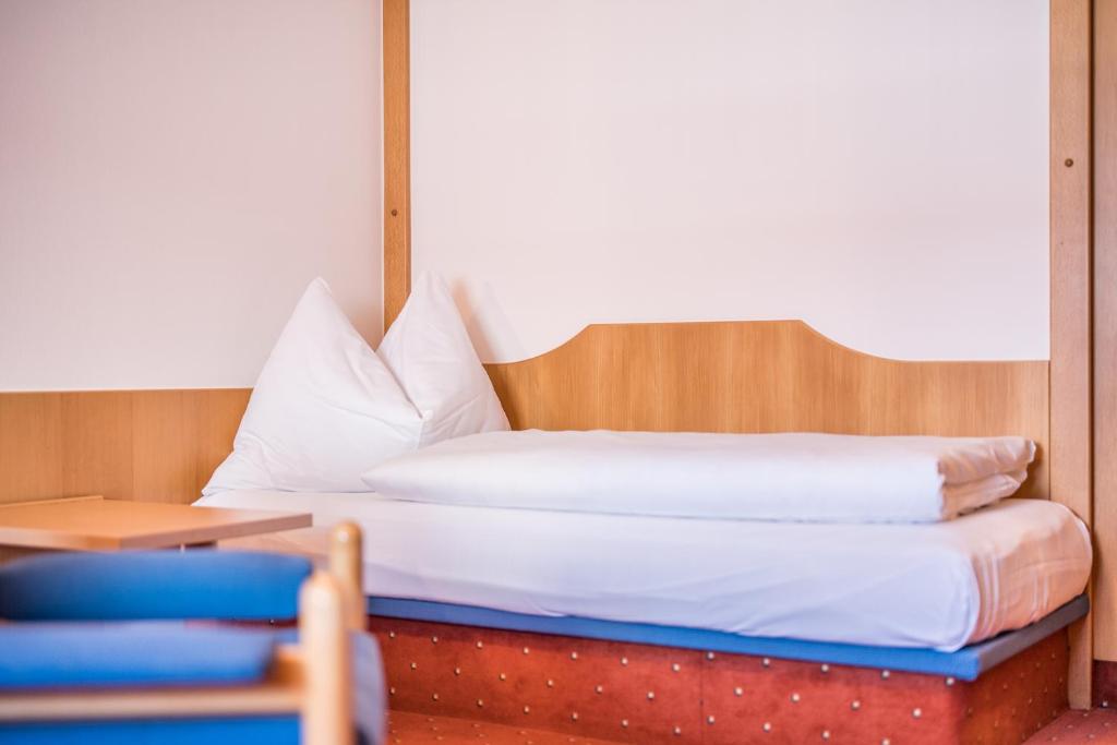Postel nebo postele na pokoji v ubytování Hotel Kern Buam