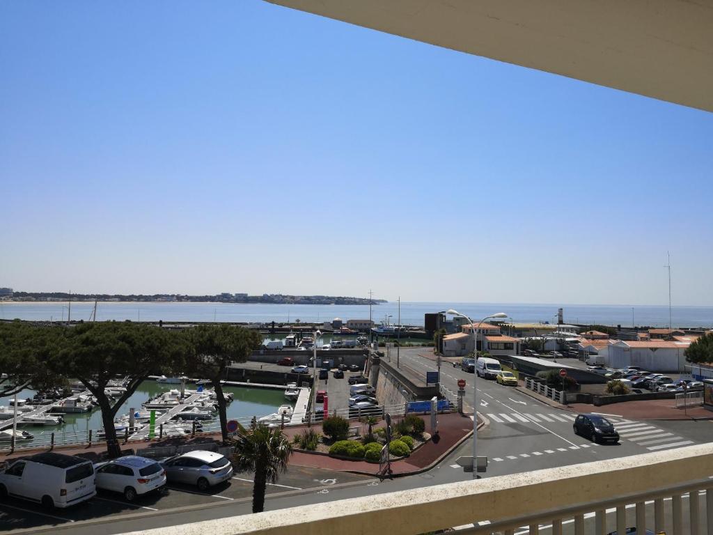a view of a parking lot with a marina at Duplex de 100m2 avec 3 chambres vue mer in Royan