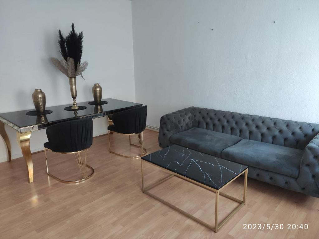 sala de estar con sofá y mesa en 3 Zimmer Wohnung Zentrumsnähe en Aachen