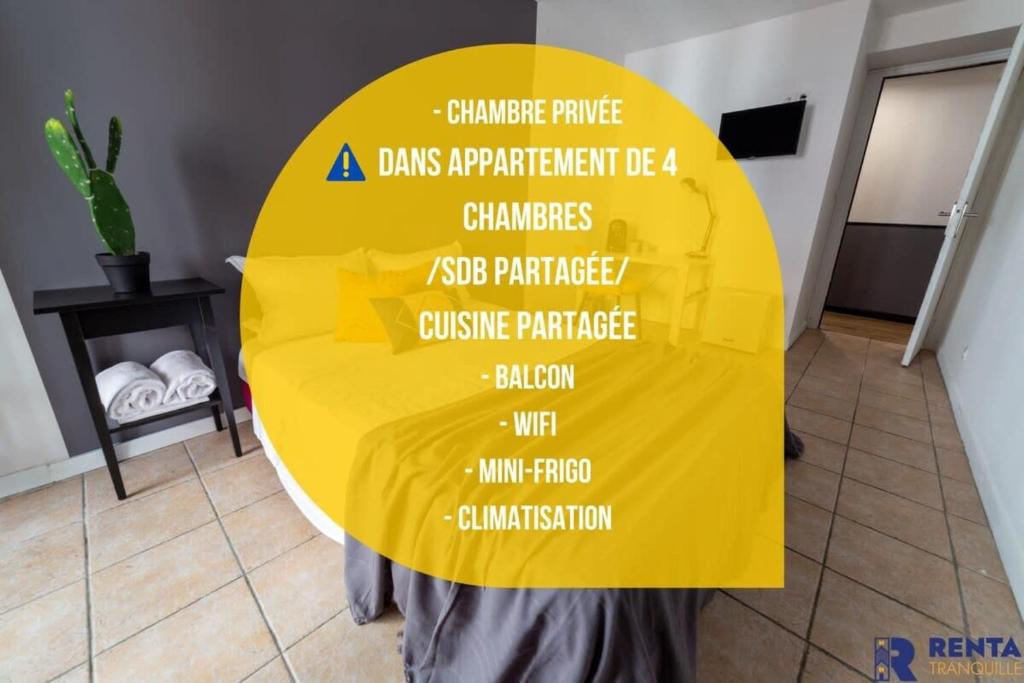une table jaune avec des mots dans une pièce dans l'établissement Chambre 2 René Cassinbalcon Wifi Mini-frigo TV, à Nice