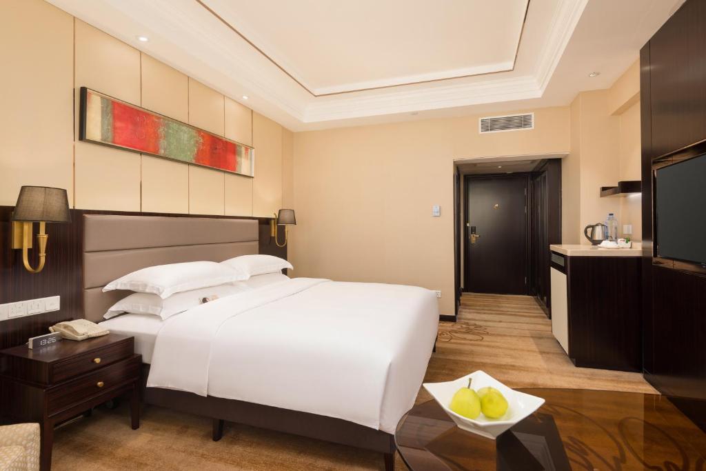 Postel nebo postele na pokoji v ubytování Shenzhen Sunshine Hotel, Luohu