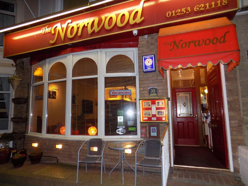 ブラックプールにあるThe Norwoodの目の前にテーブルと椅子が備わるレストラン