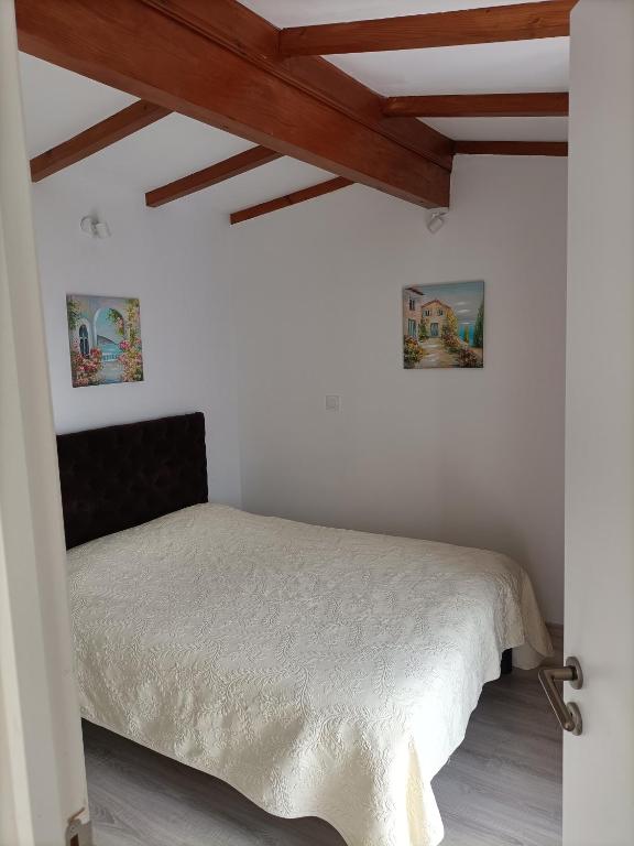 Łóżko lub łóżka w pokoju w obiekcie Petit coin de Paradis a cote de Monaco