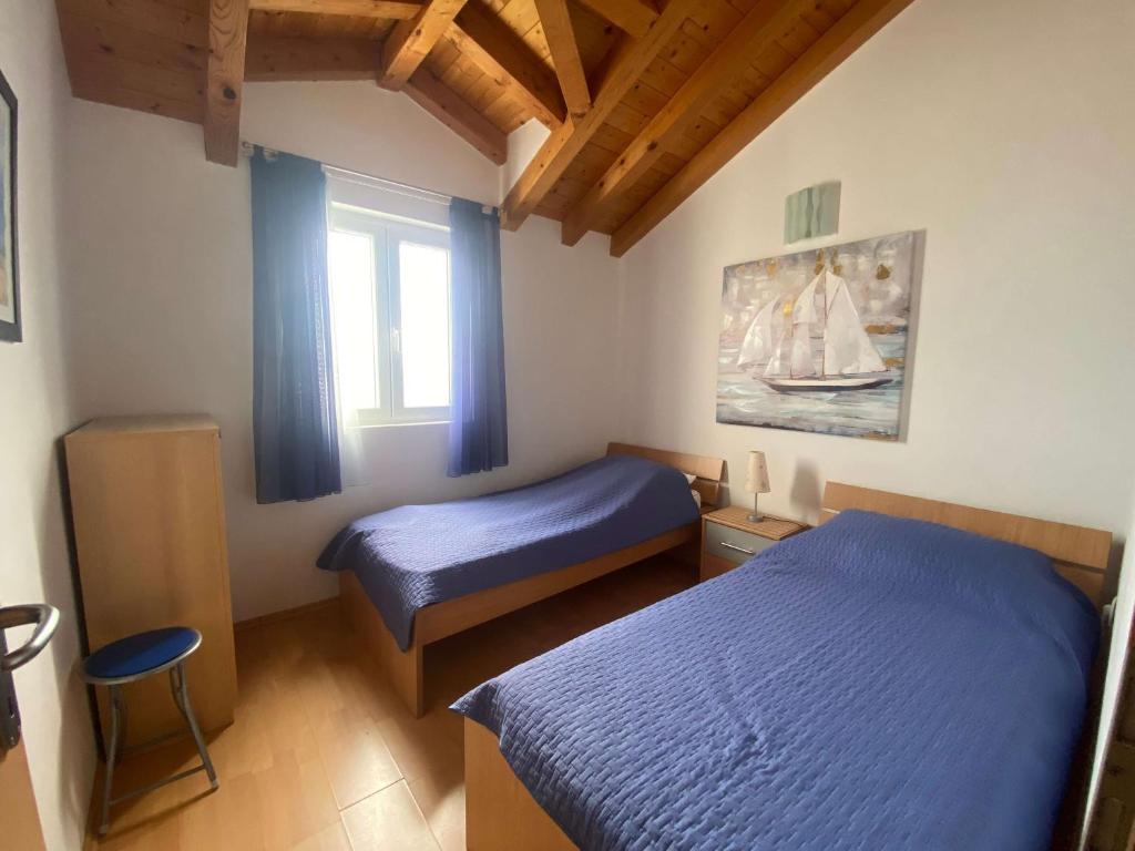 Postel nebo postele na pokoji v ubytování APARTMENTS VIS BY THE SEA