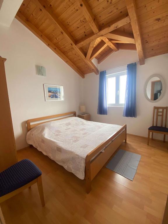 Postel nebo postele na pokoji v ubytování APARTMENTS VIS BY THE SEA