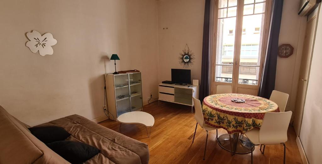 un salon avec une table et un canapé dans l'établissement Appartement Toulon Centre-Ville, à Toulon